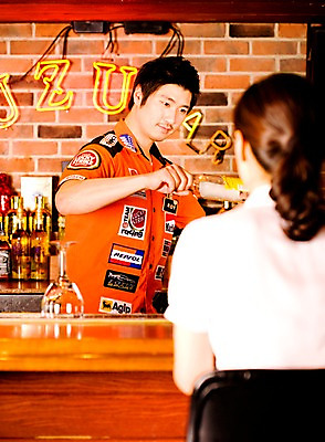 포토 JPG 여자 남자 벽 술잔 의자 탁자 술병 벽돌 잔 실내 사람 동양인 손짓 상반신 두명 뒷모습 세로 칵테일 바 선술집 술집 묘기 고객 칵테일잔 네온 쇼 바텐더 칵테일바 칵테일쇼 국내포토 식기 뷰포인트 가구 모션 병_용기 주류 인종 내부 파일형식