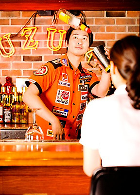 포토 JPG 여자 남자 벽 술잔 의자 탁자 술병 벽돌 잔 실내 사람 동양인 손짓 상반신 두명 뒷모습 세로 칵테일 바 선술집 술집 묘기 고객 칵테일잔 네온 쇼 바텐더 칵테일바 칵테일쇼 쉐이커 국내포토 식기 뷰포인트 가구 모션 병_용기 주류 인종 내부 파일형식