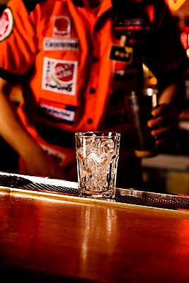 포토 JPG 직업 남자 유니폼 술잔 탁자 잔 실내 한명 사람 동양인 손짓 20대 성인 세로 얼음 칵테일 바 선술집 술집 칵테일잔 바텐더 칵테일바 칵테일쇼 남자만 남자한명만 성인남자만 청년만 청년남자만 청년남자한명만 성인한명만 성인남자한명만 성인만 국내포토 자연요소 1 식기 옷 가구 모션 주류 인종 청년 내부 쇼 파일형식