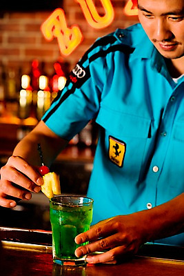 포토 JPG 직업 남자 벽 유니폼 술잔 과일 탁자 벽돌 잔 실내 한명 사람 동양인 손짓 상반신 20대 성인 장식 세로 칵테일 바 선술집 술집 칵테일잔 네온 바텐더 칵테일바 칵테일쇼 남자만 남자한명만 성인남자만 청년만 청년남자만 청년남자한명만 성인한명만 성인남자한명만 성인만 국내포토 1 식기 옷 가구 모션 주류 인종 청년 내부 쇼 파일형식