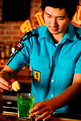 포토 JPG 직업 남자 벽 유니폼 술잔 과일 탁자 벽돌 잔 실내 한명 사람 동양인 손짓 상반신 20대 성인 장식 세로 칵테일 바 선술집 술집 칵테일잔 네온 바텐더 칵테일바 칵테일쇼 남자만 남자한명만 성인남자만 청년만 청년남자만 청년남자한명만 성인한명만 성인남자한명만 성인만 국내포토 1 식기 옷 가구 모션 주류 인종 청년 내부 쇼 파일형식