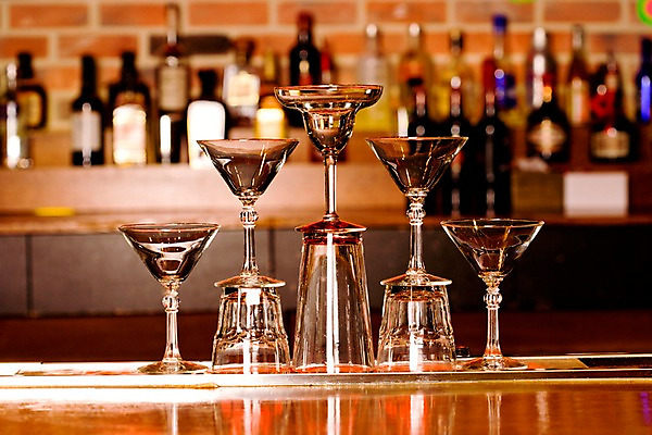 포토 JPG 음식 벽 술잔 탁자 술병 벽돌 잔 주류 실내 사람없음 가로 칵테일 바 선술집 술집 칵테일잔 칵테일바 국내포토 식기 음료 가구 병_용기 내부 파일형식