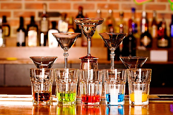 포토 JPG 음식 벽 술잔 탁자 술병 벽돌 잔 주류 실내 사람없음 가로 칵테일 바 선술집 술집 칵테일잔 칵테일바 국내포토 식기 음료 가구 병_용기 내부 파일형식