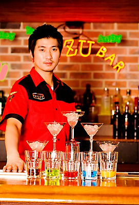 포토 JPG 직업 남자 벽 유니폼 술잔 탁자 술병 벽돌 잔 실내 한명 사람 동양인 상반신 20대 성인 세로 얼음 칵테일 바 선술집 술집 칵테일잔 네온 바텐더 칵테일바 칵테일쇼 남자만 남자한명만 성인남자만 청년만 청년남자만 청년남자한명만 성인한명만 성인남자한명만 성인만 국내포토 자연요소 1 식기 옷 가구 병_용기 주류 인종 청년 내부 쇼 파일형식