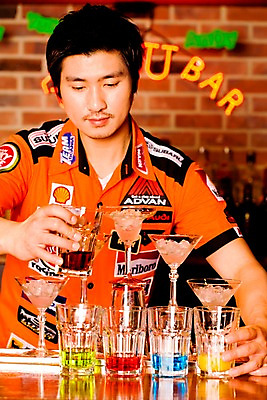 포토 JPG 직업 남자 벽 유니폼 술잔 탁자 벽돌 잔 실내 한명 사람 동양인 손짓 상반신 20대 성인 세로 얼음 칵테일 바 선술집 술집 묘기 칵테일잔 네온 쇼 바텐더 칵테일바 칵테일쇼 남자만 남자한명만 성인남자만 청년만 청년남자만 청년남자한명만 성인한명만 성인남자한명만 성인만 국내포토 자연요소 1 식기 옷 가구 모션 주류 인종 청년 내부 파일형식