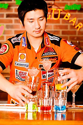 포토 JPG 직업 남자 벽 유니폼 술잔 탁자 벽돌 잔 실내 한명 사람 동양인 손짓 상반신 20대 성인 세로 얼음 칵테일 바 선술집 술집 묘기 칵테일잔 네온 쇼 바텐더 칵테일바 칵테일쇼 남자만 남자한명만 성인남자만 청년만 청년남자만 청년남자한명만 성인한명만 성인남자한명만 성인만 국내포토 자연요소 1 식기 옷 가구 모션 주류 인종 청년 내부 파일형식