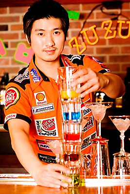 포토 JPG 직업 남자 벽 유니폼 술잔 탁자 벽돌 잔 실내 한명 사람 동양인 손짓 상반신 20대 성인 세로 얼음 칵테일 바 선술집 술집 묘기 칵테일잔 네온 쇼 바텐더 칵테일바 칵테일쇼 남자만 남자한명만 성인남자만 청년만 청년남자만 청년남자한명만 성인한명만 성인남자한명만 성인만 국내포토 자연요소 1 식기 옷 가구 모션 주류 인종 청년 내부 파일형식