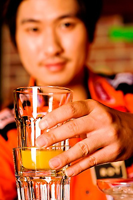 포토 JPG 직업 남자 벽 유니폼 술잔 벽돌 잔 실내 한명 사람 동양인 손짓 근접촬영 상반신 20대 성인 세로 칵테일 바 선술집 술집 묘기 칵테일잔 쇼 바텐더 칵테일바 칵테일쇼 남자만 남자한명만 성인남자만 청년만 청년남자만 청년남자한명만 성인한명만 성인남자한명만 성인만 국내포토 1 식기 옷 뷰포인트 모션 주류 인종 청년 내부 파일형식