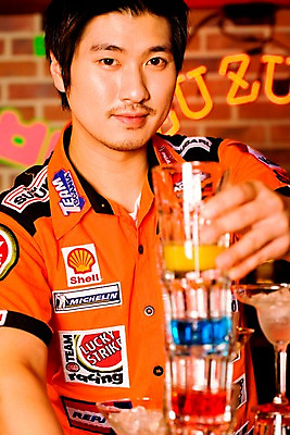 포토 JPG 직업 남자 벽 유니폼 술잔 벽돌 잔 실내 한명 사람 동양인 손짓 상반신 20대 성인 세로 칵테일 바 선술집 술집 묘기 칵테일잔 네온 쇼 바텐더 칵테일바 칵테일쇼 남자만 남자한명만 성인남자만 청년만 청년남자만 청년남자한명만 성인한명만 성인남자한명만 성인만 국내포토 1 식기 옷 모션 주류 인종 청년 내부 파일형식