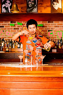 포토 JPG 직업 남자 벽 액자 유니폼 술잔 탁자 술병 벽돌 잔 실내 한명 사람 동양인 손짓 상반신 20대 성인 세로 얼음 칵테일 바 선술집 술집 묘기 칵테일잔 네온 쇼 바텐더 칵테일바 칵테일쇼 남자만 남자한명만 성인남자만 청년만 청년남자만 청년남자한명만 성인한명만 성인남자한명만 성인만 국내포토 자연요소 1 식기 옷 가구 모션 병_용기 주류 인종 청년 내부 파일형식