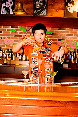 포토 JPG 직업 남자 벽 액자 유니폼 술잔 탁자 술병 벽돌 잔 실내 한명 사람 동양인 손짓 상반신 20대 성인 세로 얼음 칵테일 바 선술집 술집 묘기 칵테일잔 네온 쇼 바텐더 칵테일바 칵테일쇼 남자만 남자한명만 성인남자만 청년만 청년남자만 청년남자한명만 성인한명만 성인남자한명만 성인만 국내포토 자연요소 1 식기 옷 가구 모션 병_용기 주류 인종 청년 내부 파일형식