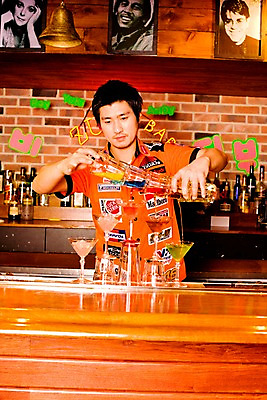 포토 JPG 직업 남자 벽 액자 유니폼 술잔 탁자 술병 벽돌 잔 실내 한명 사람 동양인 손짓 상반신 20대 성인 세로 얼음 칵테일 바 선술집 술집 묘기 칵테일잔 네온 쇼 바텐더 칵테일바 칵테일쇼 남자만 남자한명만 성인남자만 청년만 청년남자만 청년남자한명만 성인한명만 성인남자한명만 성인만 국내포토 자연요소 1 식기 옷 가구 모션 병_용기 주류 인종 청년 내부 파일형식