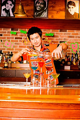 포토 JPG 직업 남자 벽 액자 유니폼 술잔 탁자 술병 벽돌 잔 실내 한명 사람 동양인 손짓 상반신 20대 성인 세로 칵테일 바 선술집 술집 묘기 칵테일잔 네온 쇼 바텐더 칵테일바 칵테일쇼 남자만 남자한명만 성인남자만 청년만 청년남자만 청년남자한명만 성인한명만 성인남자한명만 성인만 국내포토 1 식기 옷 가구 모션 병_용기 주류 인종 청년 내부 파일형식