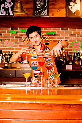 포토 JPG 직업 남자 벽 액자 유니폼 술잔 탁자 술병 벽돌 잔 실내 한명 사람 동양인 손짓 상반신 20대 성인 세로 칵테일 바 선술집 술집 묘기 칵테일잔 네온 쇼 바텐더 칵테일바 칵테일쇼 남자만 남자한명만 성인남자만 청년만 청년남자만 청년남자한명만 성인한명만 성인남자한명만 성인만 국내포토 1 식기 옷 가구 모션 병_용기 주류 인종 청년 내부 파일형식