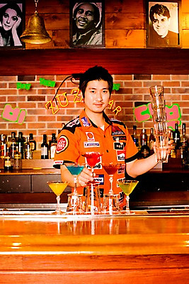 포토 JPG 직업 남자 벽 액자 유니폼 술잔 탁자 술병 벽돌 잔 실내 한명 사람 동양인 손짓 상반신 20대 성인 세로 칵테일 바 선술집 술집 묘기 칵테일잔 네온 쇼 바텐더 칵테일바 칵테일쇼 남자만 남자한명만 성인남자만 청년만 청년남자만 청년남자한명만 성인한명만 성인남자한명만 성인만 국내포토 1 식기 옷 가구 모션 병_용기 주류 인종 청년 내부 파일형식