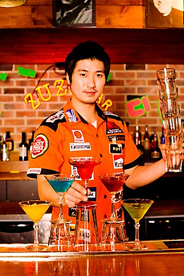 포토 JPG 직업 남자 벽 유니폼 술잔 탁자 술병 벽돌 잔 실내 한명 사람 동양인 손짓 상반신 20대 성인 세로 칵테일 바 선술집 술집 묘기 칵테일잔 네온 쇼 바텐더 칵테일바 칵테일쇼 남자만 남자한명만 성인남자만 청년만 청년남자만 청년남자한명만 성인한명만 성인남자한명만 성인만 국내포토 1 식기 옷 가구 모션 병_용기 주류 인종 청년 내부 파일형식