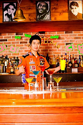 포토 JPG 직업 남자 벽 액자 유니폼 술잔 탁자 술병 벽돌 잔 실내 한명 사람 동양인 손짓 상반신 20대 성인 세로 칵테일 바 선술집 술집 묘기 칵테일잔 네온 쇼 바텐더 칵테일바 칵테일쇼 남자만 남자한명만 성인남자만 청년만 청년남자만 청년남자한명만 성인한명만 성인남자한명만 성인만 국내포토 1 식기 옷 가구 모션 병_용기 주류 인종 청년 내부 파일형식