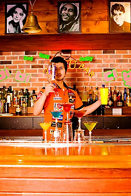 포토 JPG 직업 남자 벽 액자 유니폼 술잔 탁자 술병 벽돌 잔 실내 한명 사람 동양인 손짓 상반신 20대 성인 세로 칵테일 바 선술집 술집 묘기 칵테일잔 네온 쇼 바텐더 칵테일바 칵테일쇼 남자만 남자한명만 성인남자만 청년만 청년남자만 청년남자한명만 성인한명만 성인남자한명만 성인만 국내포토 1 식기 옷 가구 모션 병_용기 주류 인종 청년 내부 파일형식