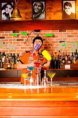 포토 JPG 직업 남자 벽 액자 유니폼 술잔 탁자 술병 벽돌 잔 실내 한명 사람 동양인 손짓 상반신 20대 성인 세로 칵테일 바 선술집 술집 묘기 칵테일잔 네온 쇼 바텐더 칵테일바 칵테일쇼 남자만 남자한명만 성인남자만 청년만 청년남자만 청년남자한명만 성인한명만 성인남자한명만 성인만 국내포토 1 식기 옷 가구 모션 병_용기 주류 인종 청년 내부 파일형식