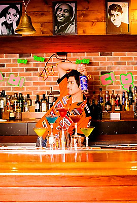 포토 JPG 직업 남자 벽 액자 유니폼 술잔 탁자 술병 벽돌 잔 실내 한명 사람 동양인 손짓 상반신 20대 성인 세로 칵테일 바 선술집 술집 묘기 칵테일잔 네온 쇼 바텐더 칵테일바 칵테일쇼 남자만 남자한명만 성인남자만 청년만 청년남자만 청년남자한명만 성인한명만 성인남자한명만 성인만 국내포토 1 식기 옷 가구 모션 병_용기 주류 인종 청년 내부 파일형식