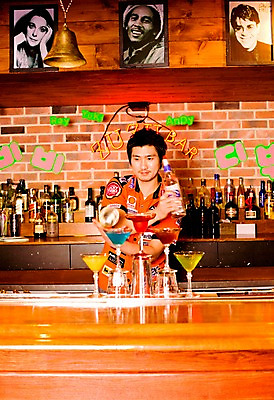 포토 JPG 직업 남자 벽 액자 유니폼 술잔 탁자 술병 벽돌 잔 실내 한명 사람 동양인 손짓 상반신 20대 성인 세로 칵테일 바 선술집 술집 묘기 칵테일잔 네온 쇼 바텐더 칵테일바 칵테일쇼 남자만 남자한명만 성인남자만 청년만 청년남자만 청년남자한명만 성인한명만 성인남자한명만 성인만 국내포토 1 식기 옷 가구 모션 병_용기 주류 인종 청년 내부 파일형식