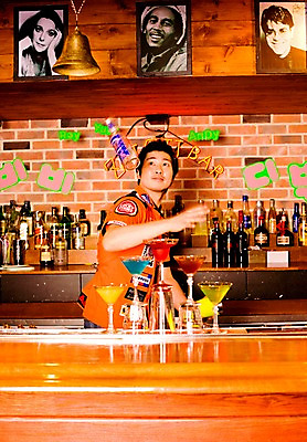 포토 JPG 직업 남자 벽 액자 유니폼 술잔 탁자 술병 벽돌 잔 실내 한명 사람 동양인 손짓 상반신 20대 성인 세로 칵테일 바 선술집 술집 묘기 칵테일잔 네온 쇼 바텐더 칵테일바 칵테일쇼 남자만 남자한명만 성인남자만 청년만 청년남자만 청년남자한명만 성인한명만 성인남자한명만 성인만 국내포토 1 식기 옷 가구 모션 병_용기 주류 인종 청년 내부 파일형식