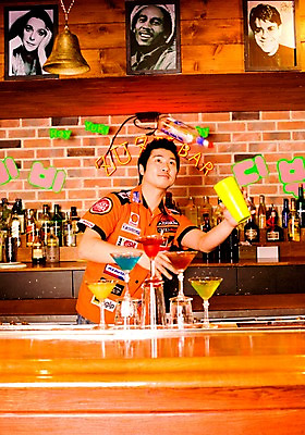 포토 JPG 직업 남자 벽 액자 유니폼 술잔 탁자 술병 벽돌 잔 실내 한명 사람 동양인 손짓 상반신 20대 성인 세로 칵테일 바 선술집 술집 묘기 칵테일잔 네온 쇼 바텐더 칵테일바 칵테일쇼 남자만 남자한명만 성인남자만 청년만 청년남자만 청년남자한명만 성인한명만 성인남자한명만 성인만 국내포토 1 식기 옷 가구 모션 병_용기 주류 인종 청년 내부 파일형식