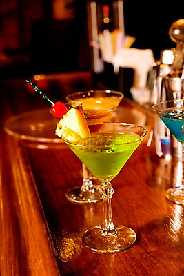 포토 JPG 음식 술잔 과일 탁자 잔 주류 실내 사람없음 장식 세로 칵테일 바 선술집 칵테일잔 칵테일바 국내포토 식기 음료 가구 내부 술집 파일형식