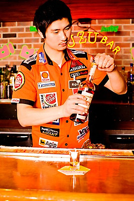 포토 JPG 직업 남자 벽 유니폼 술잔 탁자 벽돌 잔 실내 한명 사람 동양인 손짓 상반신 20대 성인 세로 칵테일 바 선술집 술집 네온 바텐더 칵테일바 남자만 남자한명만 성인남자만 청년만 청년남자만 청년남자한명만 성인한명만 성인남자한명만 성인만 국내포토 1 식기 옷 가구 모션 주류 인종 청년 내부 파일형식