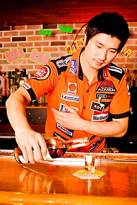 포토 JPG 직업 남자 벽 유니폼 술잔 탁자 술병 벽돌 잔 실내 한명 사람 동양인 손짓 상반신 20대 성인 세로 칵테일 바 선술집 술집 붓기 네온 바텐더 칵테일바 남자만 남자한명만 성인남자만 청년만 청년남자만 청년남자한명만 성인한명만 성인남자한명만 성인만 국내포토 1 식기 옷 가구 모션 병_용기 주류 인종 청년 내부 파일형식