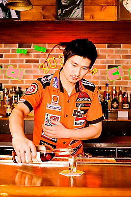 포토 JPG 직업 남자 벽 유니폼 술잔 탁자 술병 벽돌 잔 실내 한명 사람 동양인 손짓 상반신 20대 성인 세로 칵테일 바 선술집 술집 붓기 네온 바텐더 칵테일바 남자만 남자한명만 성인남자만 청년만 청년남자만 청년남자한명만 성인한명만 성인남자한명만 성인만 국내포토 1 식기 옷 가구 모션 병_용기 주류 인종 청년 내부 파일형식