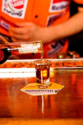 포토 JPG 직업 남자 유니폼 술잔 탁자 술병 잔 실내 한명 사람 동양인 손짓 20대 성인 세로 칵테일 바 선술집 술집 붓기 바텐더 칵테일바 남자만 남자한명만 성인남자만 청년만 청년남자만 청년남자한명만 성인한명만 성인남자한명만 성인만 국내포토 1 식기 옷 가구 모션 병_용기 주류 인종 청년 내부 파일형식