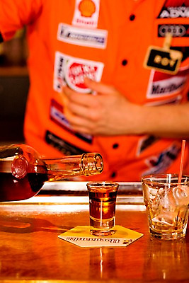 포토 JPG 직업 남자 유니폼 술잔 탁자 술병 잔 실내 한명 사람 동양인 손짓 20대 성인 세로 칵테일 바 선술집 술집 붓기 바텐더 칵테일바 남자만 남자한명만 성인남자만 청년만 청년남자만 청년남자한명만 성인한명만 성인남자한명만 성인만 국내포토 1 식기 옷 가구 모션 병_용기 주류 인종 청년 내부 파일형식