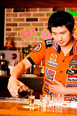 포토 JPG 직업 남자 벽 유니폼 술잔 탁자 술병 벽돌 잔 실내 한명 사람 동양인 손짓 상반신 20대 성인 세로 칵테일 바 선술집 술집 붓기 바텐더 칵테일바 남자만 남자한명만 성인남자만 청년만 청년남자만 청년남자한명만 성인한명만 성인남자한명만 성인만 국내포토 1 식기 옷 가구 모션 병_용기 주류 인종 청년 내부 파일형식