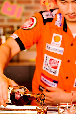 포토 JPG 직업 남자 벽 유니폼 술잔 탁자 술병 벽돌 잔 실내 한명 사람 동양인 손짓 상반신 20대 성인 세로 칵테일 바 선술집 술집 붓기 바텐더 칵테일바 남자만 남자한명만 성인남자만 청년만 청년남자만 청년남자한명만 성인한명만 성인남자한명만 성인만 국내포토 1 식기 옷 가구 모션 병_용기 주류 인종 청년 내부 파일형식