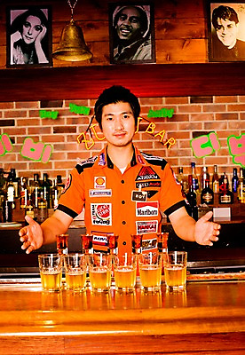 포토 JPG 직업 남자 벽 액자 유니폼 술잔 탁자 술병 벽돌 잔 맥주 실내 한명 사람 동양인 손짓 상반신 20대 성인 세로 칵테일 바 선술집 술집 묘기 네온 바텐더 양주 칵테일바 칵테일쇼 양주잔 스트레이트잔 폭탄주 남자만 남자한명만 성인남자만 청년만 청년남자만 청년남자한명만 성인한명만 성인남자한명만 성인만 국내포토 1 식기 옷 가구 모션 병_용기 주류 인종 청년 내부 쇼 파일형식