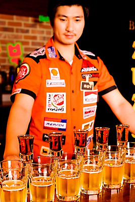 포토 JPG 직업 남자 벽 유니폼 술잔 탁자 벽돌 잔 맥주 실내 한명 사람 동양인 상반신 20대 성인 세로 칵테일 바 선술집 술집 묘기 바텐더 양주 칵테일바 칵테일쇼 양주잔 스트레이트잔 폭탄주 남자만 남자한명만 성인남자만 청년만 청년남자만 청년남자한명만 성인한명만 성인남자한명만 성인만 국내포토 1 식기 옷 가구 주류 인종 청년 내부 쇼 파일형식