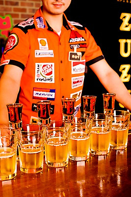 포토 JPG 직업 남자 벽 유니폼 술잔 탁자 벽돌 잔 맥주 실내 한명 사람 동양인 상반신 20대 성인 세로 칵테일 바 선술집 술집 묘기 네온 바텐더 양주 칵테일바 칵테일쇼 양주잔 스트레이트잔 폭탄주 남자만 남자한명만 성인남자만 청년만 청년남자만 청년남자한명만 성인한명만 성인남자한명만 성인만 국내포토 1 식기 옷 가구 주류 인종 청년 내부 쇼 파일형식