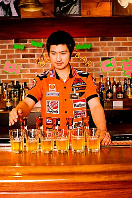 포토 JPG 직업 남자 벽 유니폼 술잔 탁자 술병 벽돌 잔 맥주 실내 한명 사람 동양인 손짓 상반신 20대 성인 세로 칵테일 바 선술집 술집 묘기 네온 바텐더 양주 칵테일바 칵테일쇼 양주잔 스트레이트잔 폭탄주 남자만 남자한명만 성인남자만 청년만 청년남자만 청년남자한명만 성인한명만 성인남자한명만 성인만 국내포토 1 식기 옷 가구 모션 병_용기 주류 인종 청년 내부 쇼 파일형식