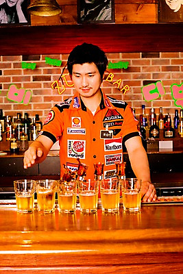 포토 JPG 직업 남자 벽 유니폼 술잔 탁자 술병 벽돌 잔 맥주 실내 한명 사람 동양인 손짓 상반신 20대 성인 세로 칵테일 바 선술집 술집 묘기 네온 바텐더 양주 칵테일바 칵테일쇼 양주잔 스트레이트잔 폭탄주 남자만 남자한명만 성인남자만 청년만 청년남자만 청년남자한명만 성인한명만 성인남자한명만 성인만 국내포토 1 식기 옷 가구 모션 병_용기 주류 인종 청년 내부 쇼 파일형식