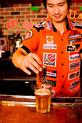 포토 JPG 직업 남자 벽 유니폼 술잔 탁자 벽돌 잔 맥주 실내 한명 사람 동양인 손짓 상반신 20대 성인 세로 칵테일 바 선술집 술집 네온 바텐더 양주 칵테일바 양주잔 스트레이트잔 폭탄주 남자만 남자한명만 성인남자만 청년만 청년남자만 청년남자한명만 성인한명만 성인남자한명만 성인만 국내포토 1 식기 옷 가구 모션 주류 인종 청년 내부 파일형식