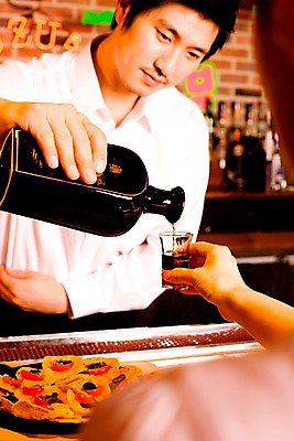 포토 JPG 손 남자 벽 탁자 술병 벽돌 실내 한명 사람 동양인 상반신 20대 성인 신체부위 세로 바 선술집 술집 종업원 웨이터 고객 안주 네온 바텐더 양주 칵테일바 양주잔 스트레이트잔 청년만 성인한명만 성인만 국내포토 직업 1 가구 술잔 병_용기 주류 인종 청년 내부 파일형식