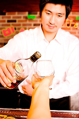 포토 JPG 손 남자 벽 술잔 탁자 벽돌 잔 실내 한명 사람 동양인 상반신 20대 성인 신체부위 세로 바 선술집 술집 종업원 웨이터 고객 칵테일잔 바텐더 칵테일바 청년만 성인한명만 성인만 국내포토 직업 1 식기 가구 인종 청년 내부 파일형식