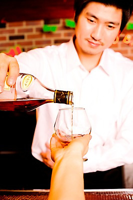 포토 JPG 손 남자 벽 술잔 탁자 벽돌 잔 실내 한명 사람 동양인 상반신 20대 성인 신체부위 세로 바 선술집 술집 종업원 웨이터 고객 칵테일잔 바텐더 칵테일바 청년만 성인한명만 성인만 국내포토 직업 1 식기 가구 인종 청년 내부 파일형식