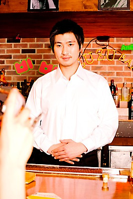 포토 JPG 손 여자 남자 벽 탁자 벽돌 잔 실내 한명 사람 동양인 상반신 20대 성인 신체부위 세로 마시기 바 선술집 술집 종업원 웨이터 고객 칵테일잔 네온 바텐더 칵테일바 청년만 성인만 국내포토 직업 1 식기 가구 술잔 모션 인종 청년 내부 파일형식