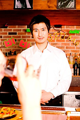 포토 JPG 손 여자 남자 벽 탁자 벽돌 잔 실내 한명 사람 동양인 상반신 20대 성인 신체부위 세로 마시기 바 선술집 술집 종업원 웨이터 고객 칵테일잔 네온 바텐더 칵테일바 청년만 성인만 국내포토 직업 1 식기 가구 술잔 모션 인종 청년 내부 파일형식