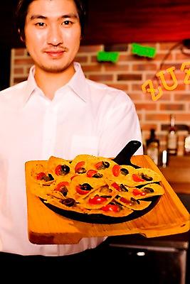 포토 JPG 직업 남자 벽 유니폼 벽돌 실내 한명 사람 동양인 상반신 20대 성인 세로 바 선술집 술집 프라이팬 종업원 웨이터 안주 네온 칵테일바 나초 나무받침 나쵸 남자만 남자한명만 성인남자만 청년만 청년남자만 청년남자한명만 성인한명만 성인남자한명만 성인만 국내포토 1 옷 음식 주방용품 디저트 인종 청년 내부 목재 받침대 파일형식