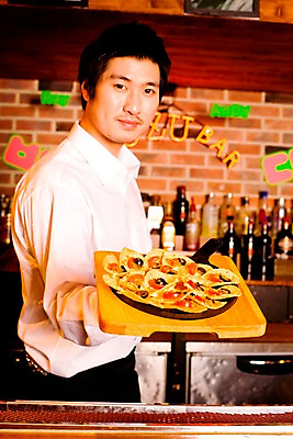 포토 JPG 직업 남자 벽 액자 유니폼 술병 벽돌 실내 한명 사람 동양인 상반신 20대 성인 세로 바 선술집 술집 프라이팬 종업원 웨이터 안주 네온 칵테일바 나초 나무받침 나쵸 남자만 남자한명만 성인남자만 청년만 청년남자만 청년남자한명만 성인한명만 성인남자한명만 성인만 국내포토 1 옷 음식 주방용품 병_용기 디저트 주류 인종 청년 내부 목재 받침대 파일형식