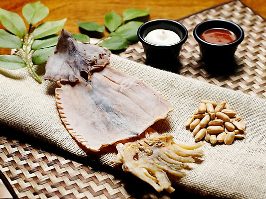 포토 JPG 그릇 음식 잎 나뭇잎 실내 사람없음 가로 천 안주 오징어 땅콩 종지 마른안주 말린오징어 국내포토 식물 식기 연체동물 내부 수중동물 견과류 직물 파일형식