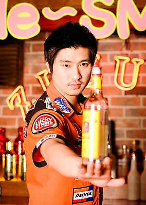 포토 JPG 직업 남자 벽 유니폼 술잔 술병 벽돌 잔 실내 한명 사람 동양인 손짓 상반신 20대 성인 세로 칵테일 바 선술집 술집 묘기 네온 바텐더 칵테일바 칵테일쇼 남자만 남자한명만 성인남자만 청년만 청년남자만 청년남자한명만 성인한명만 성인남자한명만 성인만 국내포토 1 식기 옷 모션 병_용기 주류 인종 청년 내부 쇼 파일형식